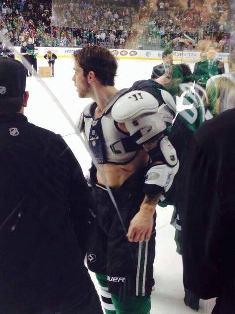 Tyler Seguin...he doesn't wear a shirt under his pads? And I am okay with this. Hockey Girlfriend, Dallas Stars Hockey, John Tucker, Hockey Pictures, Hot Hockey Players, Stars Hockey, Tyler Seguin, Jonathan Toews, Hockey Girls