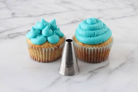 Cupcake Decorating Tips (and a video!) from HandletheHeat.com - shows what different frosting decorating tips look like and how to frost! Cupcake Frosting Tips, Frosting Decorating, Best Buttercream Frosting, Piping Frosting, Best Buttercream, Decorator Frosting, Cupcake Decorating Tips, Handle The Heat, Cake Piping