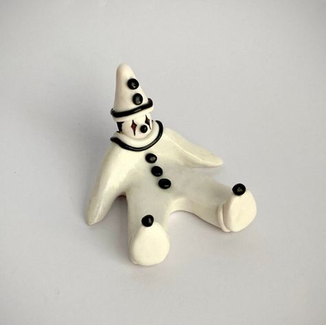 tiny pierrot figure Simple Clay Projects, Simple Ceramic Projects, Sculpture Art Clay, Clay Diy Projects, Clay Crafts Air Dry, Keramik Design, Ceramic Figures, Diy Pottery, Ceramics Pottery Art