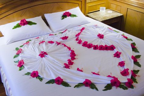 How to Decorate the Wedding Night Room of a Newlywed Couple - BollywoodShaadis.com Wedding Night Bedroom, Honeymoon Bedroom, Bridal Room Decor, Wedding Night Room Decorations, Night Bedroom, Romantic Room Decoration, Wedding Room Decorations, Wedding Bed, Romantic Bed