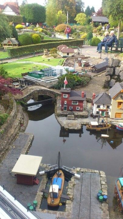 Mini Town Model, Garden Village Ideas, Garden Train, Miniature Town, Village Miniature, Garden Trains, Model Village, Garden Railroad, Garden Railway