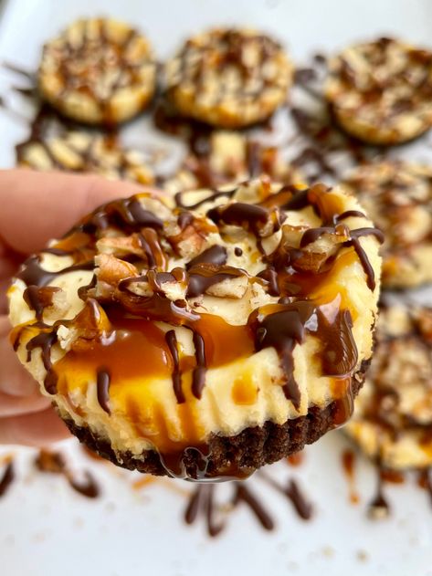 Turtle Tassies, Miniature Appetizers, Turtle Dessert, Turtle Cheesecake Recipes, Cookie Dough Fudge, Mini Turtle, Cheesecake Squares, Turtle Cheesecake, Mini Pastries