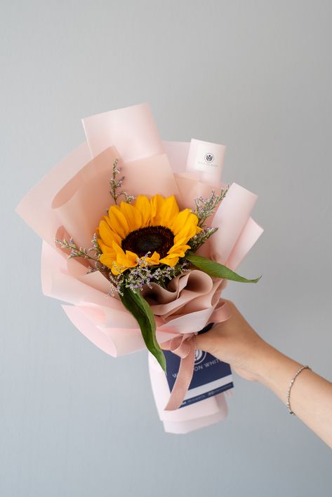 Simple Sunflower Bouquet Gift, One Sunflower Bouquet, Small Flower Bouquet Gift, Small Sunflower Bouquet, Single Sunflower Bouquet, Gift Bouquet Ideas, Sunflower Bouquet Aesthetic, Small Bouquet Gift, Sunflower Bouquet Gift