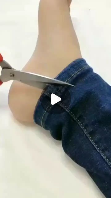 Quick & Easy DIY Clothes Life Hacks for a Fresh Look Sewing Hems, Paper Sketch, Easy Diy Clothes, Diy Clothes Hacks, Packing Hacks Clothes, Mode Tips, Sewing Easy Diy, Sewing Tutorials Clothes, Sewing Crafts Tutorials