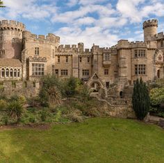 Castle House Plans, Castle Exterior, Wiltshire England, British Castles, English Manor Houses, Irish Castles, British Architecture, English Castles, Castle Mansion