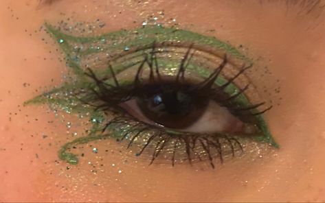 Light Green And Gold Makeup, Fairy Garden Makeup Ideas, Melanie Martinez Concert Makeup Looks, Evermore Inspired Makeup, Tinker Bell Inspired Makeup, Green Fairycore Makeup, Portals Tour Makeup Ideas, Green Makeup Eyeliner, Green Fairy Makeup Halloween