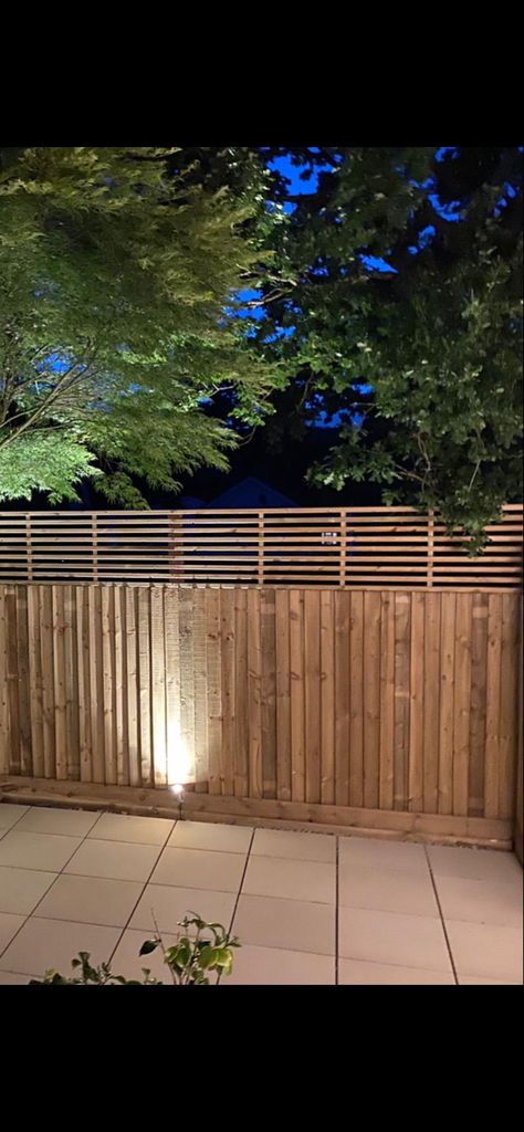 Fence panel with horizontal slat trellis topper privacy screening Slatted Trellis On Fence, Unique Fences Ideas Privacy Screens, Trellis Fencing Ideas, Fence Trellis Topper, Privacy Fence Trellis, Slatted Privacy Fence, Trellis Fence Topper, Garden Fence Trellis Ideas, Garden Wood Panelling