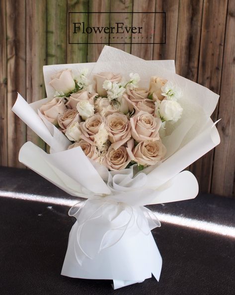 Beige Flower Bouquet, Menta Rose, Beige Bouquet, White Garden Roses, White Lisianthus, Excited For Fall, Pumpkin Spice Lattes, Boquette Flowers, White Garden