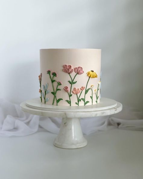 Wildflower Cakes Birthday, Floral Cake Ideas Birthday, Spring Birthday Cakes For Women, June Birthday Cake Ideas, Piped Wildflower Cake, Cute Spring Cakes, Buttercream Wildflower Cake, Flower Bridal Shower Cake, Watercolor Flower Cake