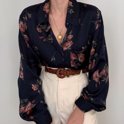 Deux Birds Vintage on Instagram: “Favorite, absolutely beautiful vintage rosette pure charmeuse silk button up blouse. Most special print and loveliest drape. Online now. 🌸…” Vintage Silk Shirt Outfit, Deux Birds, Diy Vetement, Mode Casual, Outfit Black, Mode Inspo, Looks Style, Mode Inspiration, Looks Vintage