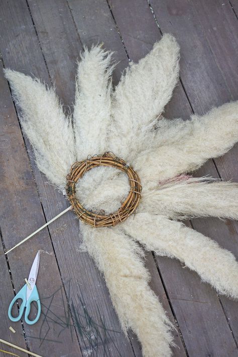 How to make a Pampas Grass Fan Wreath - Dalla Vita Wreaths For Windows, Fan Wreath, Diy Pampas, Pampas Wreath, Christmas Wreaths For Windows, Grass Wreath, Grass Decor, Pampas Grass Decor, Diy Fan