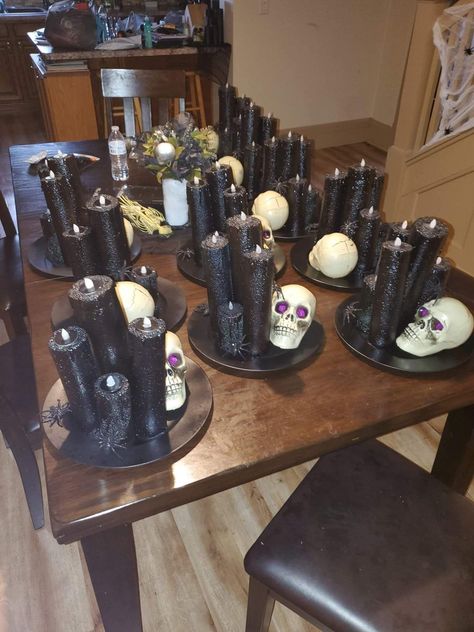 Witch Theme Centerpieces, Halloween Table Centerpieces Party, Cheap Halloween Table Centerpieces, Halloween Party Table Centerpieces Diy, Water Beads Centerpiece Halloween, Centerpieces For Halloween Party, Skull Table Centerpieces, Halloween Party Centerpiece Ideas, Diy Halloween Centerpieces Table