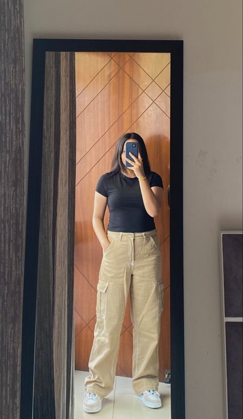 Crop Top With Cargo Pants, Beige Cargo Pants Outfit, Beige Cargo Pants, Cargo Outfit, Maroon Top, Cargo Pants Outfit, Beige Outfit, Ootd Outfits, Beige Pants