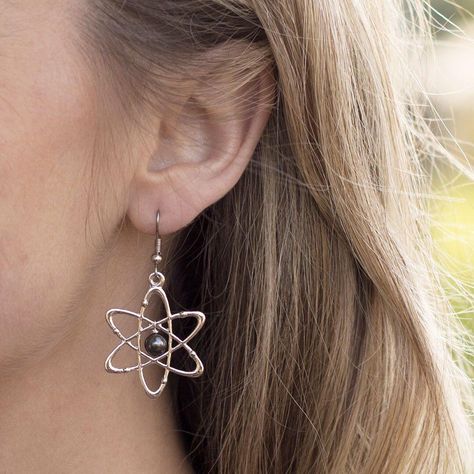 Atomic Science Earrings—carbon atoms symbolize scientific progress in a wide range of fields, plus they make for some delightful Ms Frizzle… Science Earrings, Math Jewelry, Ms Frizzle, Scientist Gifts, Science Jewelry, Wearables Design, Chic Earrings, Swarovski Pearls, Boutique Jewelry