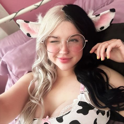 🐮 Embracing my inner moo! 🤍🖤 I love doing Cow cosplays!! - #cosplaygirl #cowgirl #cowprints #cosplaycommunity #waifus Cowgirl Cosplay, Cow Cosplay, Risky Pictures, Cow Outfits, Cow Costume, Goth Beauty, Hottie Women, Cowgirl Outfits, Cow Girl