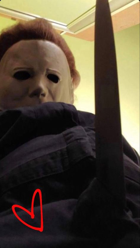 Hot Scary Movie Characters, Funny Horror Movie Wallpaper, Michael Myers Reaction Pic, Famous Horror Movie Characters, Horror Movies Pics, Aesthetic Horror Pfp, Cute Michael Myers Wallpaper, Michael Myers Pfp Funny, Michael Myers Humor