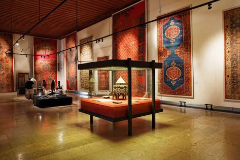 Carpet Store Design, Islamic Art Museum, متحف فني, Antique Persian Carpet, Museum Interior, Shabby Chic Antiques, Carpet Stores, Jaipur Rugs, Norman Foster