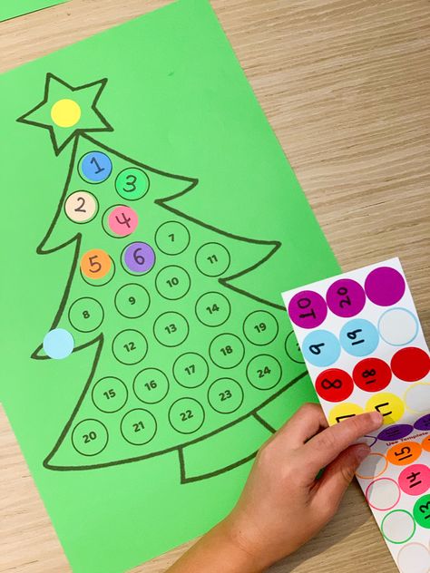 An easy activity to count up to Christmas and practice counting at the same time! Give your child a dot sticker everyday with the new number, 1 on 1 Dec, 2 on 2 Dec, all the way to 25 on 25th Dec, Christmas Day! Grab this printable on the blog! Count Down To Christmas For Kids, Christmas Number Activities, Christmas Numbers Printable, Jk Christmas, Activities For Kids Christmas, Kids Christmas Activities, Christmas Learning Activities, Countdown Activities, Christmas Activities For Toddlers