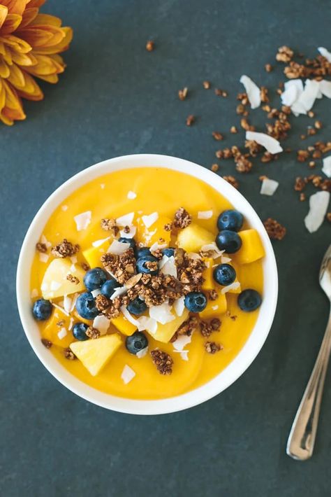 Mango Smoothie Bowl Crunches Challenge, Healthy Desayunos, Salada Caprese, Workout Smoothie Recipes, Mango Smoothie Bowl, Banana Apple Smoothie, Smoothie Fruit, Perfect Healthy Breakfast, Smoothie Bowl Healthy