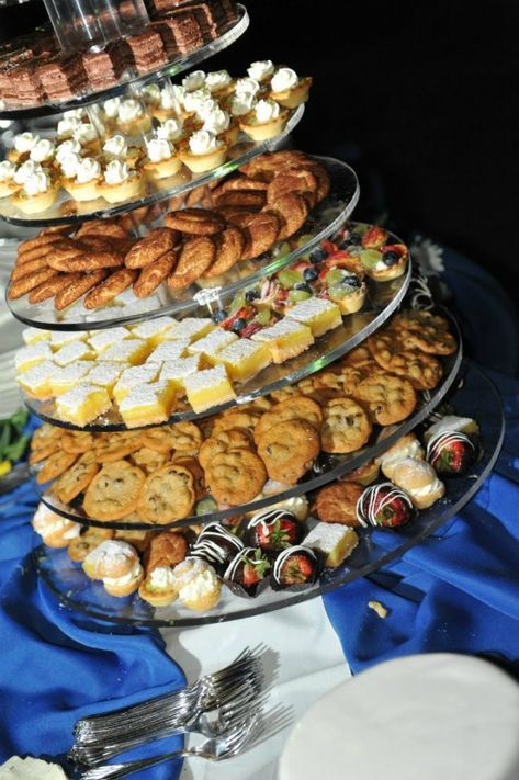 Cookie Bar Wedding, Unique Wedding Food, Dessert Tower, Wedding Buffet Food, Bbq Desserts, Cake Tower, Cookie Table, Reception Food, Wedding Dessert Table