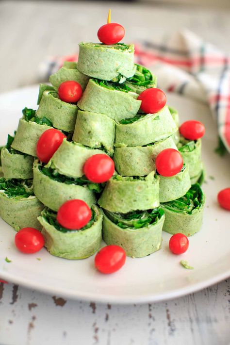 A Christmas tree pita pinwheel appetizer that is an adorable hit for any holiday party. Customizable and easy finger food! Christmas Pinwheels, Salmon Christmas, Christmas Party Finger Foods, Christmas Finger Foods, Easy Christmas Party, Deco Cupcake, Pinwheel Appetizers, Vegetarian Christmas, Dessert Original