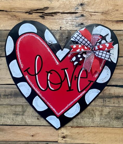 Valentines Day Signs Wooden, Valentine Door Hangers, Wood Heart Crafts, Valentines Day Signs, Valentine Door Decor, Diy Valentine Ideas, Valentine Door Hanger, Diy Door Hangers, Valentines Day Door