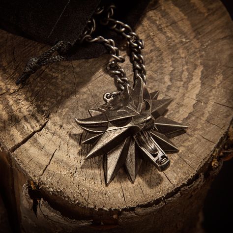 J!NX : The Witcher 3: Wild Hunt Medallion and Chain Witcher Medallion, Wild Hunter, The Witcher Game, The Witcher Geralt, The Witcher Books, Yennefer Of Vengerberg, The Last Wish, Witcher 3 Wild Hunt, Geralt Of Rivia