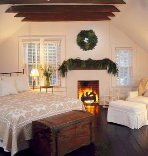 mantel-bedroom-decor-christmas Diagonal Bed, Cozy Attic, Attic Bedroom Designs, Nautical Bedroom, Small Attic, Attic Flooring, Attic Design, Attic Bedrooms, Storage Trunks