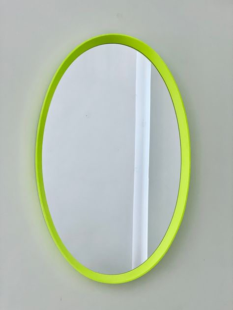 With a little neon colour the wooden framed mirror gets a modern look. But it’s importent to spray paint it first white. Neon Yellow Decor, Modern Neon Decor, Neon Furniture, Contemporary Bathroom Inspiration, Neon Spray Paint, Wooden Framed Mirror, Neon Mirror, Painting Mirror Frames, Neon Paint