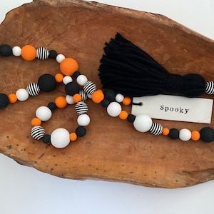 Rolling Pin Crafts, Garland Halloween, Wood Beads Diy, Halloween Mantle, Fall Bead, Easy Fall Crafts, Decor Black And White, Halloween Garland, Wooden Bead Garland