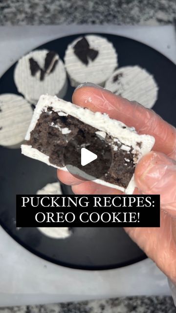 Oreo Cake Pops Recipe, Cake Pucks, Oreo Cake Pops, Lemon Bars Easy, No Bake Recipe, Pop Ideas, Chocolate Covered Treats, Cake Pop Recipe, Cake Bites