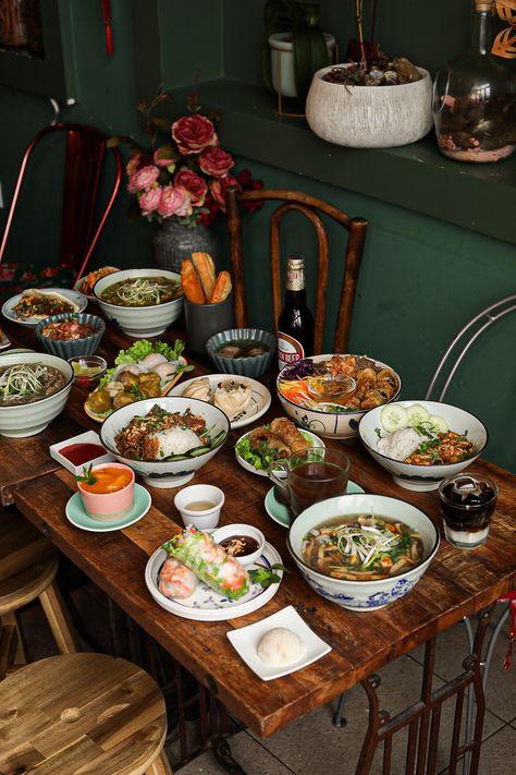 Looking for authentic Vietnamese food in Paris? Right here at Ha Noi 1988 Vietnamese Food Aestathic, Vietnamese Restaurant Interior, Vietnamese Food Photography, Asian Restaurant Aesthetic, Vietnamese Interior, Vietnamese Aesthetic, Vietnamese Cafe, Jade Nguyen, Vietnam Aesthetic