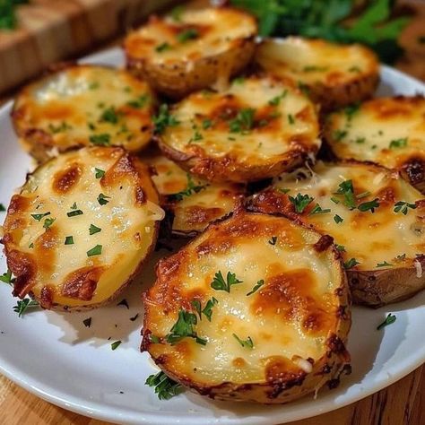 Baked Potato Rounds, Potato Rounds, Friends Recipes, Nigella Lawson, Tasty Bites, Garlic Powder, Finger Foods, Baked Potato, Italian Recipes