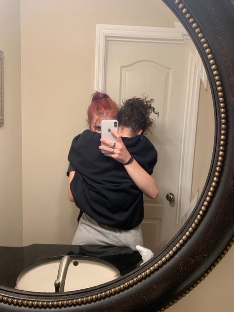 Lesbian couple hugging in a bathroom mirror. Photos To Recreate With Girlfriend, Wlw Soft Launch Aesthetic, Lesbian Photo Instagram, Wlw Pics Faceless, Pictures To Recreate With Girlfriend, Date Night Lesbian Couple Goals, Wlw Insta Story, Pictures To Take With Your Girlfriend, Pics To Recreate With Your Girlfriend