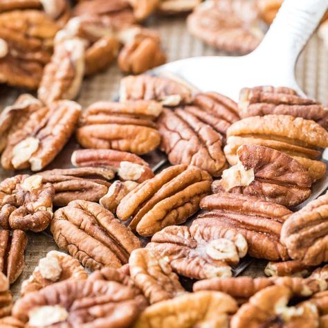 How to Toast Pecans Pecan Benefits, Pecan Recipe, Pecan Muffins, Pumpkin Pecan Pie, Roasted Pecans, Maple Pecan, Snacks Saludables, Snack Options, Pumpkin Pecan