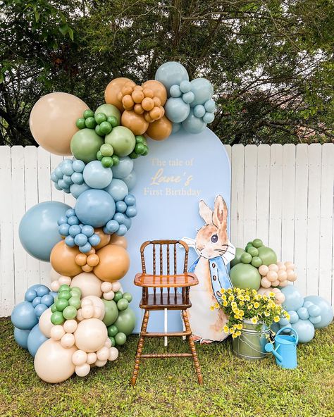 Have you heard the tale of … Peter Rabbit ?🐇 Such a cute theme for this first birthday! #balloondecor #balloonstylist #balloongarland #eventdecor #eventdesign #peterrabbit Peter Rabbit Balloons, Peter Rabbit Theme Party, Bunny Birthday Theme, Frozen Birthday Decorations, First Birthday Ideas, Confetti Theme, Tale Of Peter Rabbit, Peter Rabbit Birthday, 1st Birthday Balloons