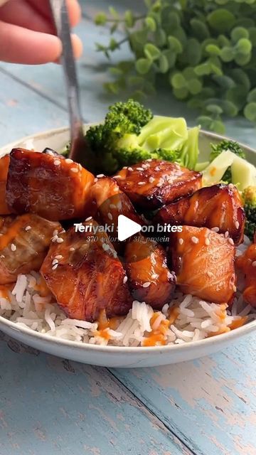 Healthy Recipes | Meal Plan on Instagram: "HEALTHY AIR-FRYER RECIPES

Day 27| Teriyaki salmon bites 🥵 

Sticky air fried salmon pieces coated in a homemade teriyaki sauce… this was to die for!! 😮‍💨 

Macros
370 calories per portion
31gP / 23gF / 9gC
Serves: 2
 
Shopping list ✍️ 
- 2x salmon fillets, de-skinned 
- 1 tbsp soy sauce 
- 1 tsp dark soy sauce
- 2x tsp honey 
- 1/2 tsp white rice vinegar
Optional garnish: siracha mayo & sesame seeds 

Method
Slice the salmon into bite size pieces then marinade in soy sauce, dark soy sauce, white rice vinegar and honey for at least 20 mins. Air fry on 190C for 6 minutes then using the rest or the marinade brush over the salmon and air fry for a further 2 minutes. Optional, drizzle of siracha mayo and scatter over sesame seeds!

Credit @veryhung Teriyaki Salmon Bites, Air Fried Salmon, Salmon Bites, Dark Soy Sauce, Fried Salmon, Vinegar And Honey, Teriyaki Salmon, Homemade Teriyaki Sauce, Air Fryer Healthy