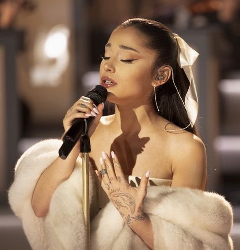 Ariana Grande Singing, Ariana Grande News, Ariana Grande Album, Ariana Grande Cute, Ariana Grande Wallpaper, Ariana Grande Photoshoot, Ariana Grande Photos, Ariana Grande Pictures, Ariana G