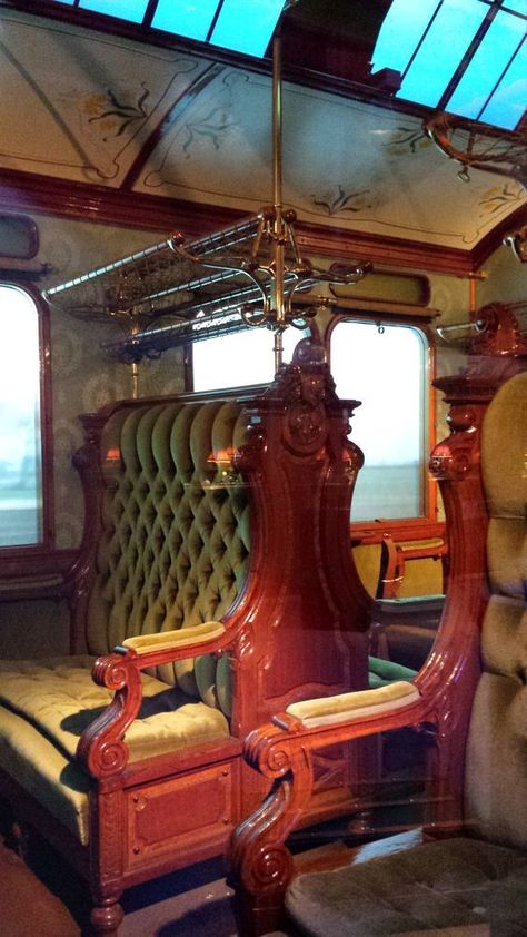 Victorian Train Aesthetic, Victorian Train, Steampunk Train, Cool Interiors, Railway Accidents, Train Interior, Estilo Kitsch, Salon Tattoo, Luxury Train