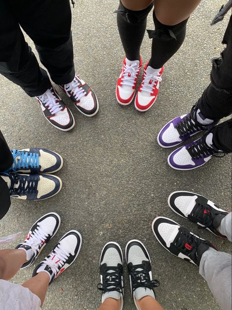 Soca Fofo, Squad Pic, Zapatillas Nike Jordan, Car Outfit, Friends Group Photo, Color Splash Photo, School Shoe, Back To School Shoes, Backpack Patches