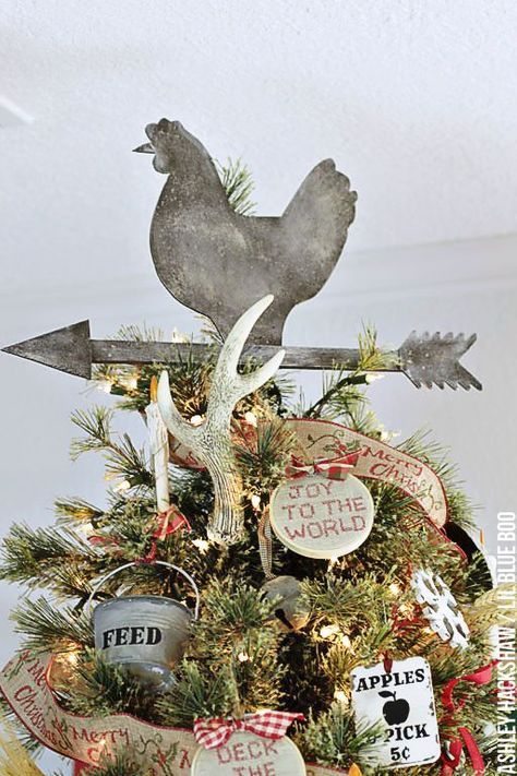 How to make a rustic Christmas Tree Topper - Chicken related ornaments and decor Christmas Tree Topper Rustic, Rustic Farmhouse Christmas Tree, Christmas Tree Toppers Unique, Rustic Farmhouse Christmas, Country Christmas Trees, Diy Christmas Tree Topper, Farmhouse Christmas Tree, Template Christmas, Unique Christmas Trees