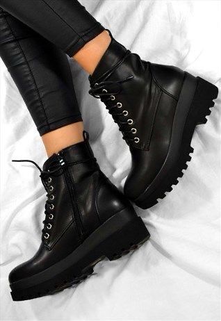 Style rock Footwear Ideas For Women, Stylish Boots For Women, Platform Boots Outfit, Boots For Girls, Goth Shoes, Girl Boots, Fresh Shoes, Online Shopping India, Hype Shoes