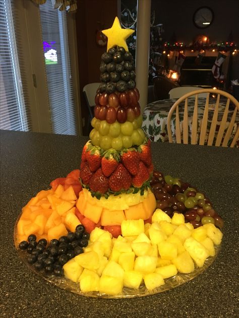 Fruit Salad Decoration Ideas Christmas Trees, Fruit Charcuterie Tree, Fruits Christmas Ideas, Fruits Christmas Tree, Fruit And Veggie Christmas Tree, Fruit Christmas Trees, Christmas Fruit Tree Ideas, Christmas Fruit Platter Holiday Parties, Xmas Fruit Platter