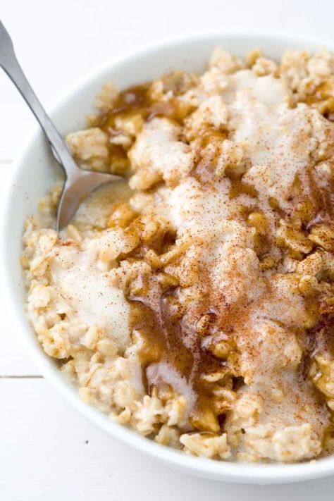 A deconstructed cinnamon roll topped on oatmeal? Sign. Us. Up. Get the recipe from Delish. Cinnamon Roll Oatmeal, Resep Oatmeal, Menu Sarapan Sehat, Oatmeal Recipe, Idee Pasto, Nutrition Plan, Oats Recipes, Idee Pasto Sano, Oatmeal Recipes