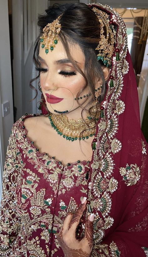 Baraat Bride Hairstyles, Baraat Bridal Makeup, Pakistani Bridal Bun Hairstyles, Barat Hairstyles For Bride, Hairstyles With Jhumar Pakistani Bridal, Barat Brides Pakistani Bridal, Mendhi Hairstyles Pakistani, Barat Makeup Look Pakistani, Barat Bridal Hairstyle