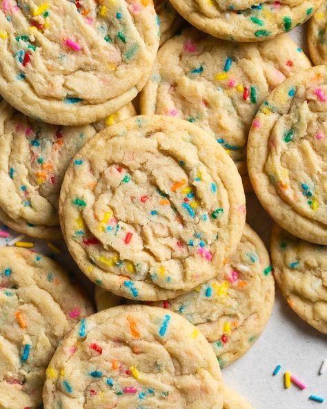 Funfetti Sugar Cookies - Browned Butter Blondie Sprinkle Cookie Recipes, Funfetti Sugar Cookies, Comidas Aesthetic, Confetti Cookies, Baking Aesthetic, Funfetti Cookies, Cake Video, Chewy Sugar Cookies, Summer Baking