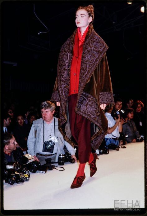 Fashion show Romeo Gigli | Romeo Gigli (Designer); Paul van Riel (Photographer) - Europeana Collections 1989 Fashion, Vintage Fashion 70s, 1980s Fashion Trends, Paris March, Masc Fashion, Romeo Gigli, Fashion Reference, Fashion 70s, Fashion Design Collection