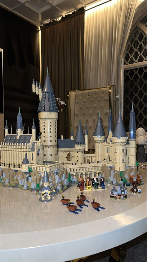 Lego Aesthetic, Harry Potter Lego Sets, Harry Potter Hogwarts Castle, Lego Hogwarts, The Great Hall, Comics Love, Lego Castle, Great Hall, Hogwarts Castle