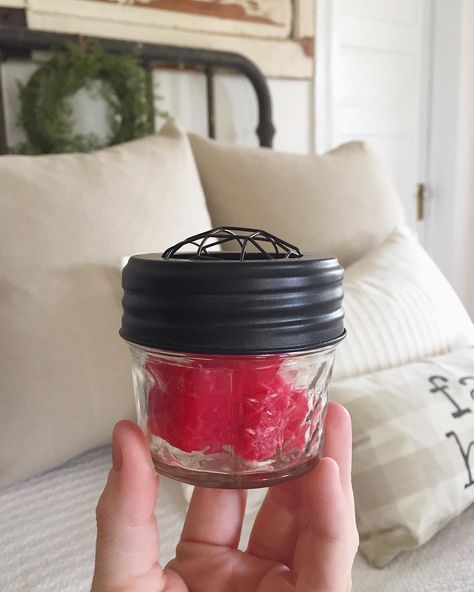 DIY Car Air Freshener! Pop a few wax melts in a mason jar with some holes in the lid. Place in your cupholder. The max will melt in the heat and you vehicle will smell amazing! EASY PEASY! | Little White House Blog Diy Car Deodorizer, Diy Car Air Freshener, Car Smell Good, Car Deodorizer, Car Air Freshener Diy, Room Deodorizer, Diy Wax Melts, Car Accessories Diy, Cleaning Stuff