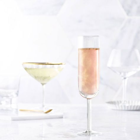 Add rose gold glitter to champagne and prosecco for bachelorette party - glitter champagne - glitter drinks - glitter cocktails - fun cocktail ideas {Town and Country} Prosecco Drinks, Edible Roses, Champagne Drinks, Glitter Champagne, Blue Cocktails, Sparkling Drinks, Edible Glitter, Bachelorette Party Decorations, Aperol Spritz